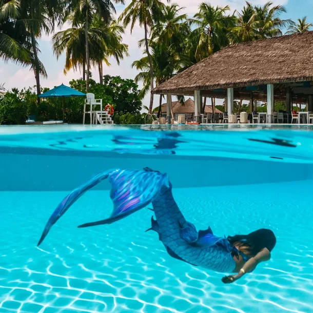 Meerjungfrau schwimmt im Pool