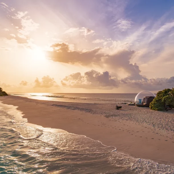 Experiencia Beach Bubble con vistas al atardecer en Finolhu Maldives Resort