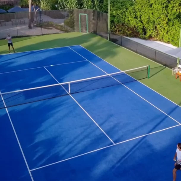 Instalaciones de tenis en Finolhu Luxury Resort, Maldivas
