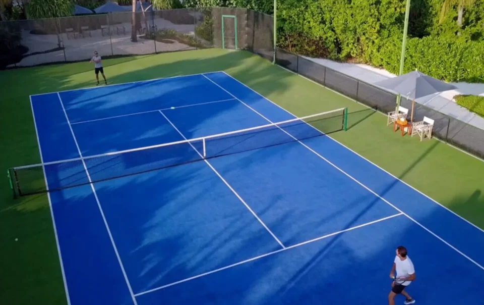 Instalaciones de tenis en Finolhu Luxury Resort, Maldivas