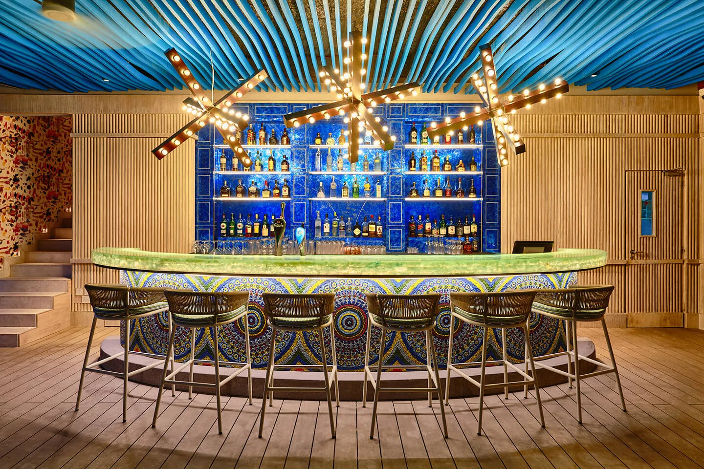 Luxoriöse Bar im Kaleidoskop Design auf Finolhu